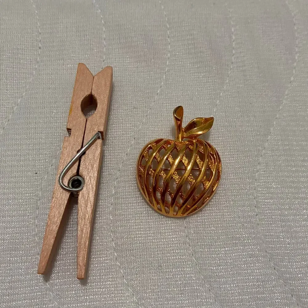 Vintage Gold Tone Openwork Apple Brooch Pin Fruit Teacher Costume Jewelry